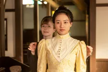 『風、薫る』直美、ドレスを借りて鹿鳴館に向かう　第12回場面カット