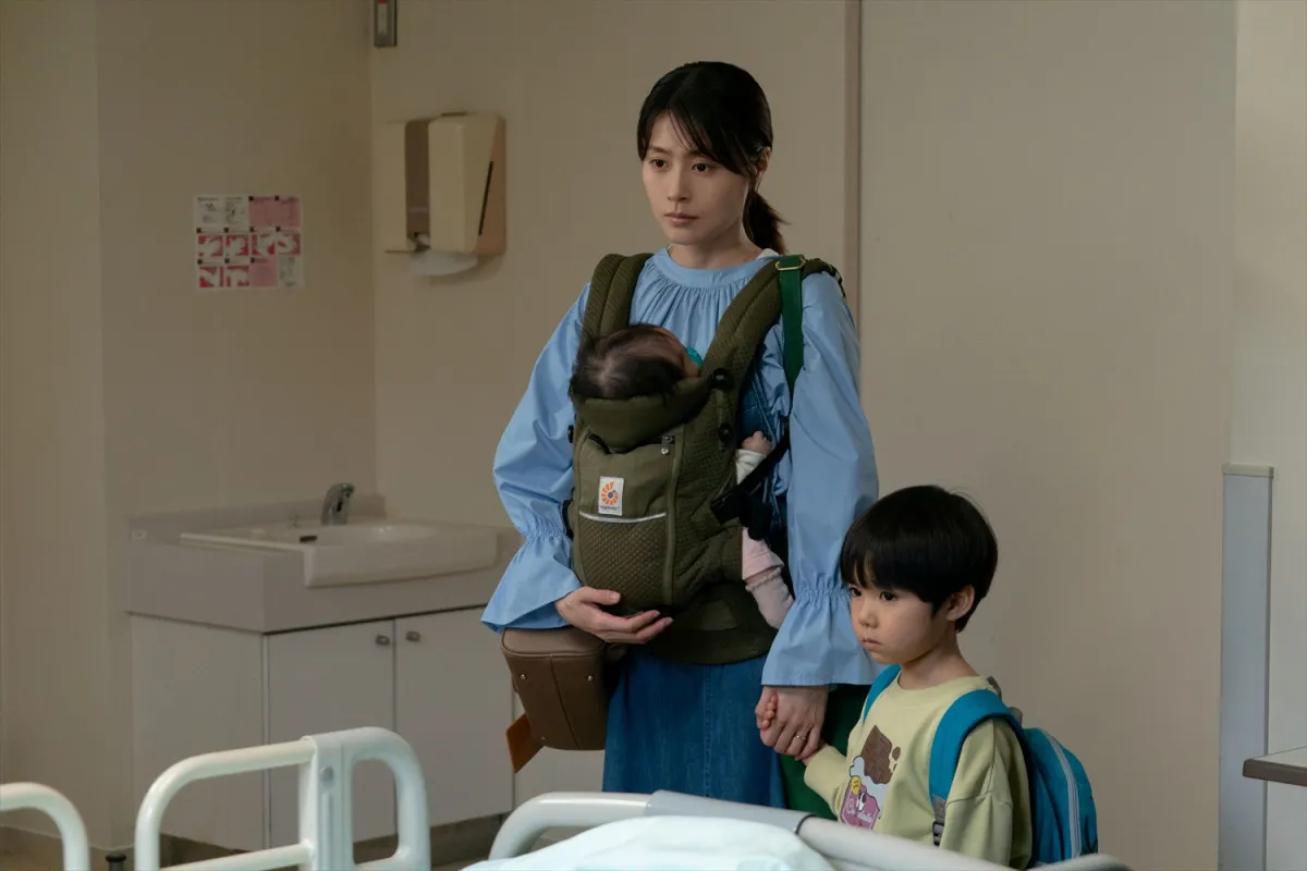 有村架純、赤ちゃん抱く姿を公開　映画『マジカル・シークレット・ツアー』で二児の母親役