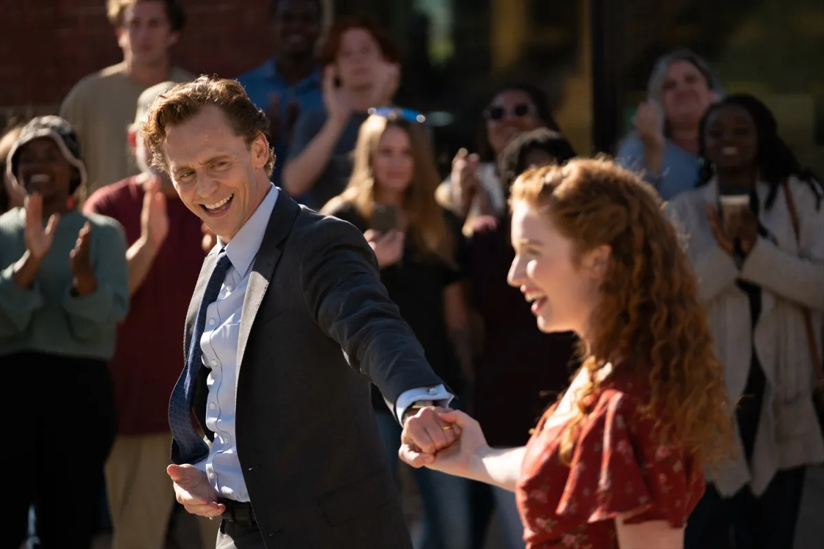 トム・ヒドルストン、50日間の猛特訓でダンス挑戦　『サンキュー、チャック』舞台裏映像解禁