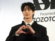 ビョン・ウソク、“王子姿”のオフショット　IUとの微笑ましい2ショットも「白馬の王子様」「美しすぎる」