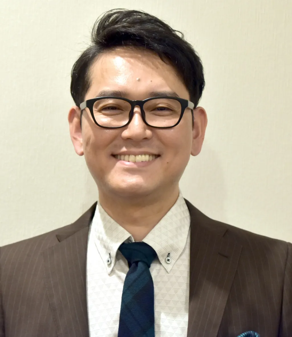 47歳で美大進学のナイツ土屋、大学名を公表「今日で一切のシークレットは解除しました」　スーツ姿で爽やかな“晴れ姿”も披露「おめでとうございます」「いい笑顔」