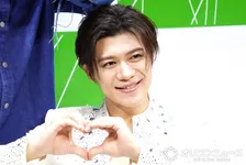 新浜レオン、こっちのけんとに“恋愛下手”と明かされる　あおり受けるも自信満々に歌唱