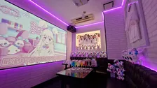 カラオケ館、“業界最大級”25色に切り替え可能な推し活ルーム「カラ推し館」誕生　飾りスペース＆推し色・ドリンクも