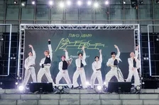 Travis Japan、歌舞伎町のど真ん中に降臨　新曲生披露で900人のファン熱狂「新宿に俺らの熱気をぶつけようぜ！」