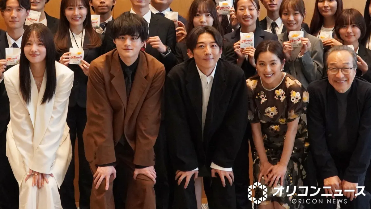 高橋一生ら『リボーン』キャスト陣、テレ朝の新人研修にサプライズ登場　劇中の商店街名物のコロッケプレゼント