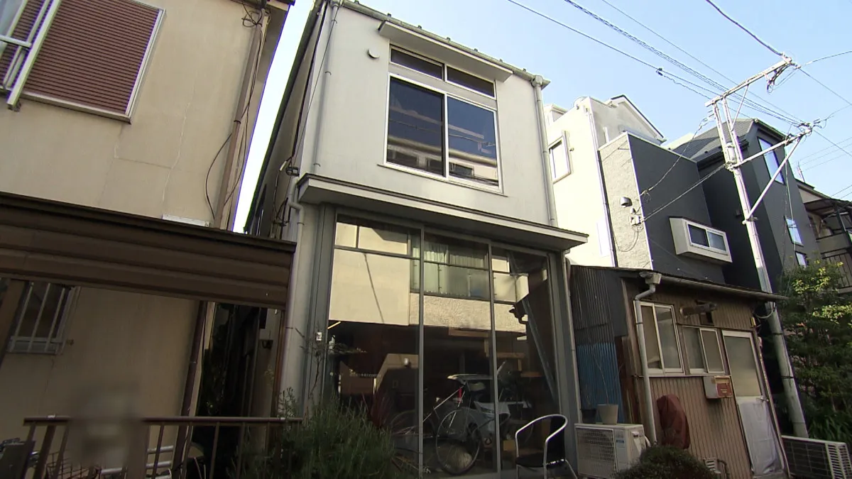 10坪の狭小住宅、3分の1を占める巨大階段→問題克服した理由【住人十色】