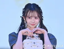 AKB48伊藤百花、『ガルアワ』リボンいっぱいミニスカワンピ＆キュートなウィンクで会場メロメロ