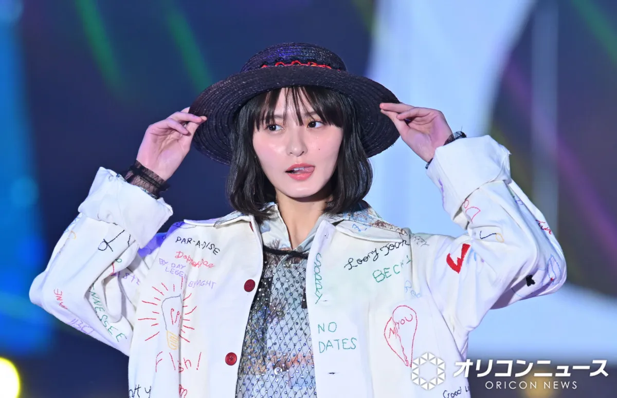 乃木坂46・遠藤さくら、“反則級”舌ペロに歓声　カウガール風ファッション披露