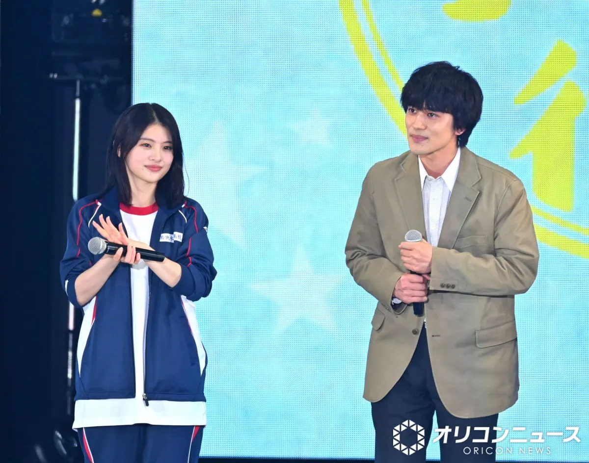 北村匠海、『ガルアワ』サプライズ登場　月9『サバ缶、宇宙へ行く』出口夏希“生徒”たちはジャージで青春感あふれるステージ