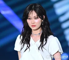 山下美月、クールなまなざしで圧倒　会場中がメロメロに