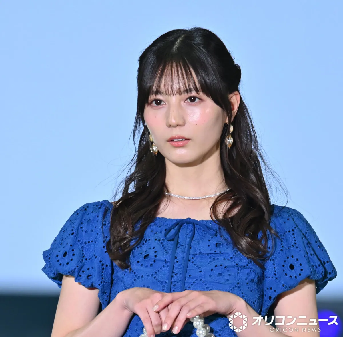 日向坂46小坂菜緒、『ガルアワ』初夏の涼しげフェミニンスタイル披露