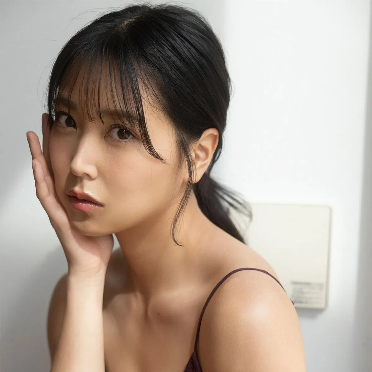 元NMB48・白間美瑠28歳、アイドルを脱却しスケールアップした妖艶美ボディ＆美顔見せる