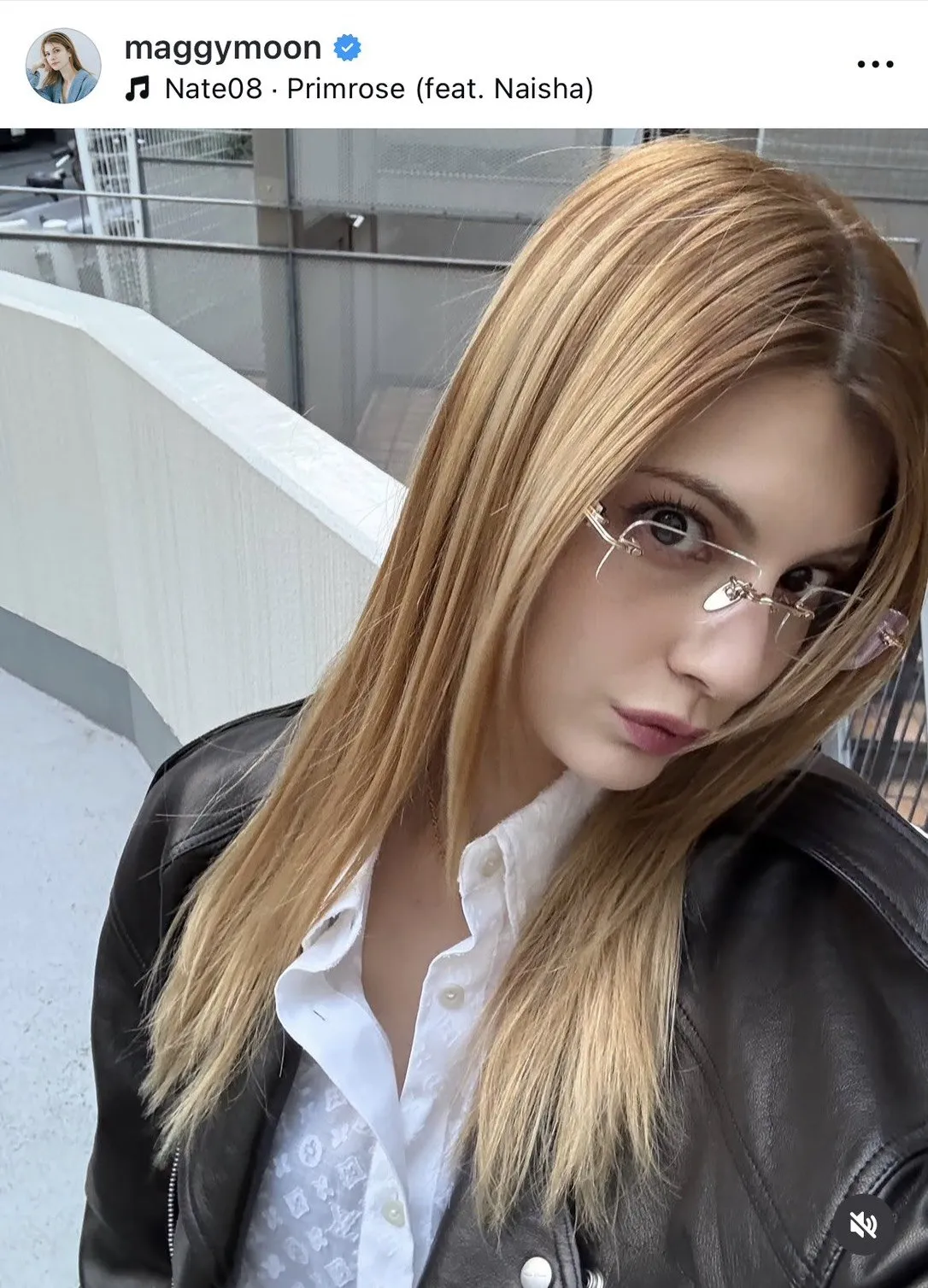 マギー、春の“超ミニスカ”モノトーンコーデ披露に反響「足なげぇ～」「かわ美脚」「こんな衣装も、かっこよく着こなし、最高」