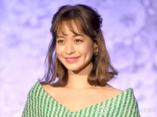 野崎萌香、弟の挙式を報告　“祖母からの贈り物”サーモンピンクの振袖で決めた結婚式コーデに反響「お着物の色味がステキすぎ」「お似合いで綺麗ね」
