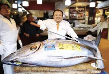 初競り5億円マグロ、ギネス世界記録に認定　「すしざんまい」社長に認定証授与