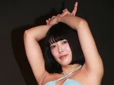 グラマラスボディの軟体アイドル・三雲そら「特技は股割とY字バランスです」