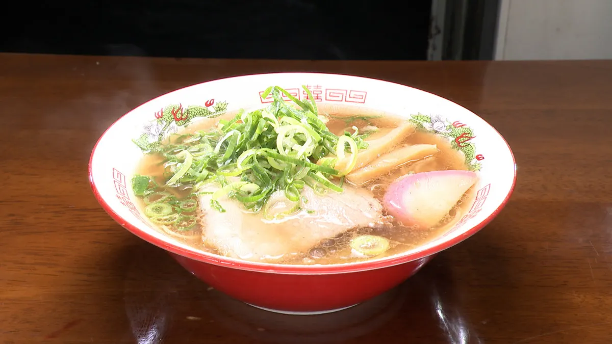 「どうにかなるわ」値上げを拒み続けるラーメン屋、自家製スープの中華そば“500円”…低価格を維持する理由『オモウマい店』