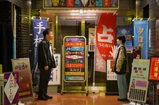 『夫婦別姓刑事』捜査現場は…佐藤二朗“誠”＆橋本愛“明日香”が訪れた占いフロア【第2話あらすじ】