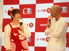 平野レミ、料理ショーで“頭イジり”連発　小峠タジタジ「光ってるね」「共食いでしょ」