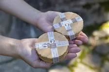 鹿せんべいの香りがする入浴剤発売へ　奈良の新たなお土産に？　「奈良を思い出す香り」不快さ軽減の開発秘話とは