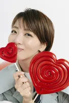 元宝塚トップ・礼真琴、キュートな笑顔でキャンディーにキス　『女性自身』グラビア初登場