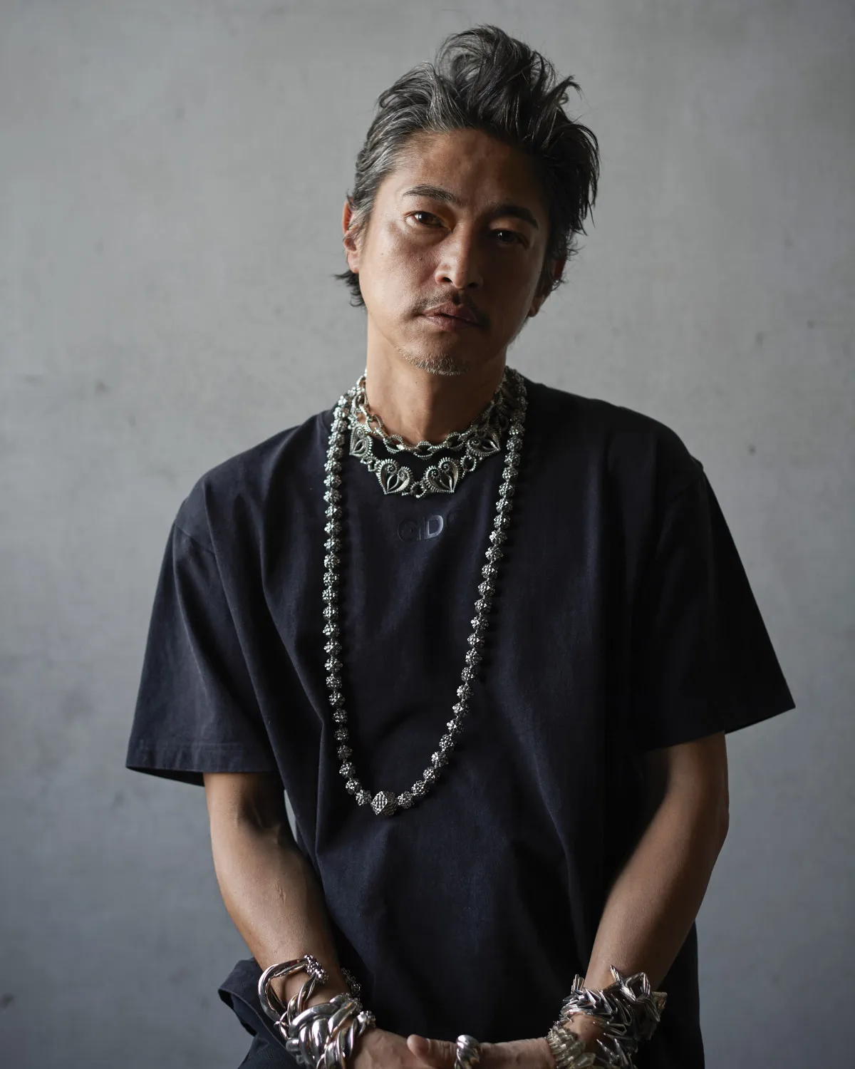 窪塚洋介、白と黒のTシャツコーデで魅せる大人の色気　ヘインズ×GDCコラボのCPビジュアルに