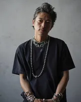 窪塚洋介、白と黒のTシャツコーデで魅せる大人の色気　ヘインズ×GDCコラボのCPビジュアルに