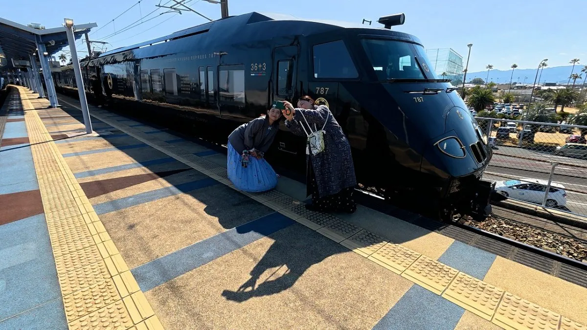 “仲良し俳優”常盤貴子＆石田ひかり、豪華観光列車＆レストラン電車に乗車　九州グルメ旅