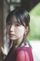 “令和の人文女王”三宅香帆、撮り下ろしに挑戦　文芸評論家のイメージと異なる一面を見せる「勉強になりました」