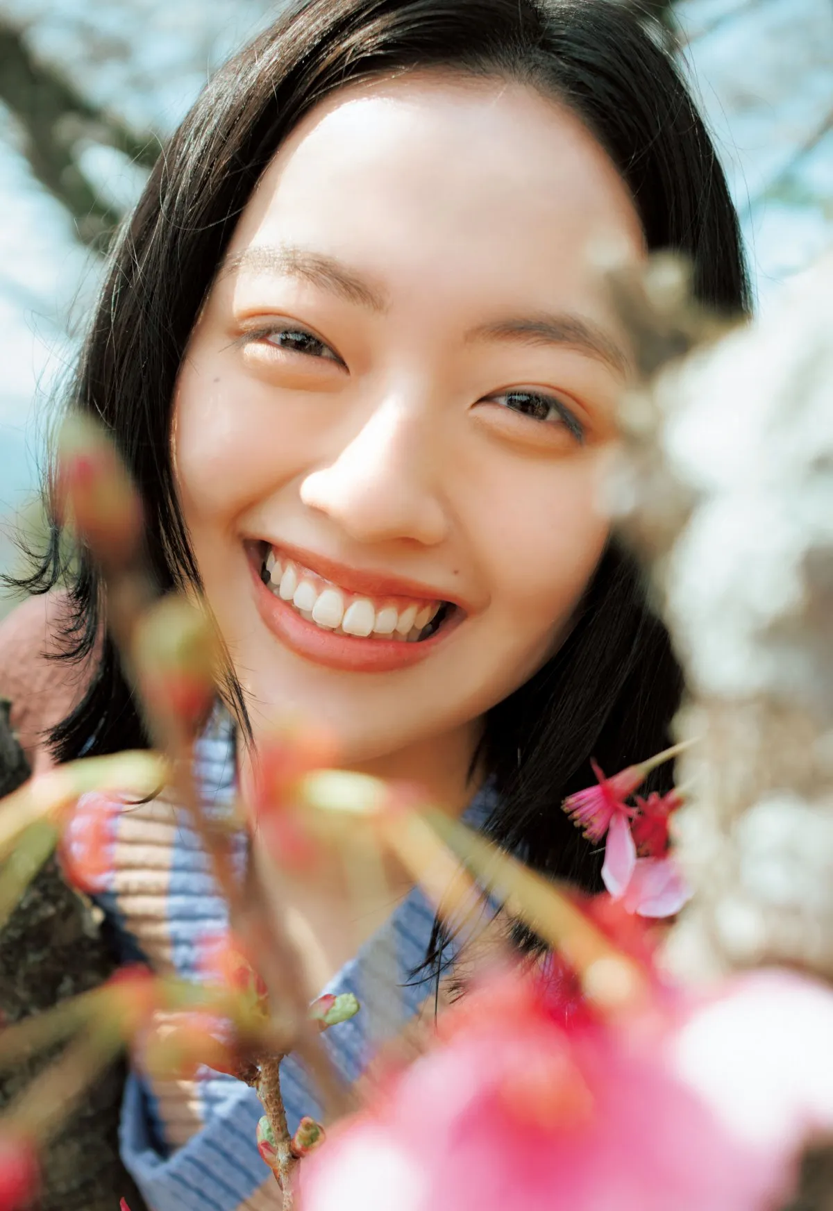 朝ドラ『風、薫る』ヒロイン・上坂樹里、透き通る肌見せグラビア披露　『ヤンジャン』初表紙＆巻頭に登場