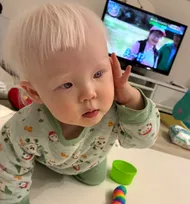 “天使すぎる”アルビノ赤ちゃんの散髪動画が111万回再生、心無い言葉乗り越える親の愛「あなたの存在は周りを明るくしている」