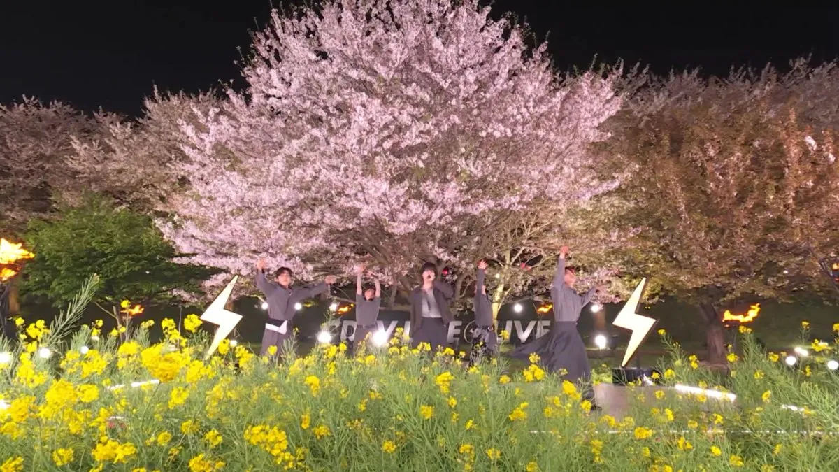 STARGLOW、「USOTSUKI」ライブ映像を期間限定公開　桜並木を舞台にエモーショナルなパフォーマンス