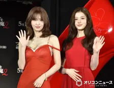 TWICE・MOMO＆SANA、『プラダを着た悪魔2』のジャパンアンバサダーに就任　真っ赤なドレスで花添える