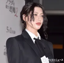 三吉彩花、ジャケットにミニ丈シャツをあわせて肌見せ「一見マニッシュではあるんですけど」