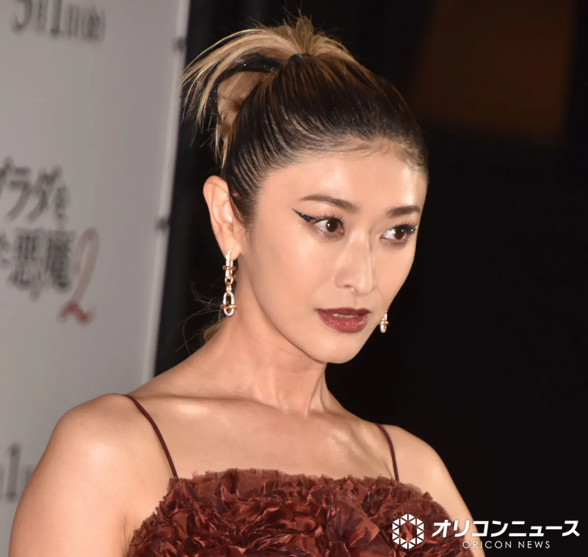 山田優、『プラダを着た悪魔』ジャパンプレミアに“悪魔風メイク”で登場