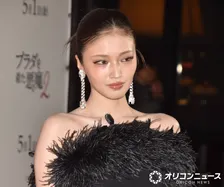 せいら、『プラダを着た悪魔』をレース＆フェザーのドレスで表現