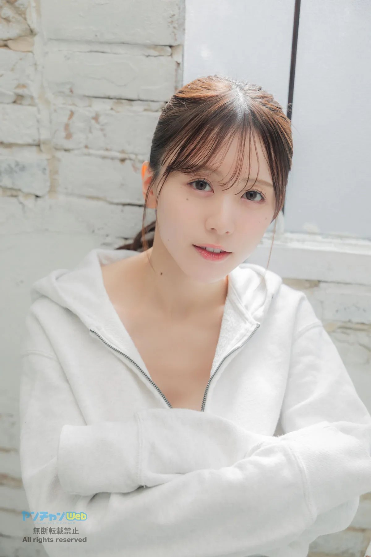 アイドルグループ「花いろは」叶岡あみな、スレンダーな白肌ボディで魅了