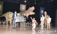『DINO SAFARI 2026』が24日に開幕　ナビゲーターは山本匠馬と柏木佑介　ティラノサウルスたちとじゃれあう