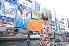 綾瀬はるか、ゆかりの深い道頓堀にサプライズ登場→騒然　ラブレター手渡しで映画アピール