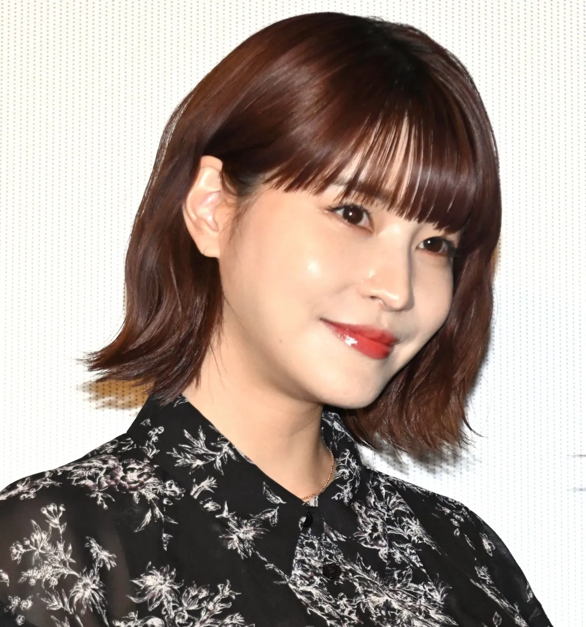 「たまらん」岸明日香、シャツの胸元が大胆にはだけたショット公開　34歳の時の“すっぴん裸眼”　“史上最大の露出”写真集の表紙カット