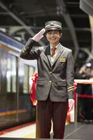 『おとな旅あるき旅』斉藤雪乃、なんばで駅長制服姿　南海の歴史に新たな1ページを刻む