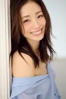 上戸彩、肩出し衣装で“らしさ”あふれるグラビア