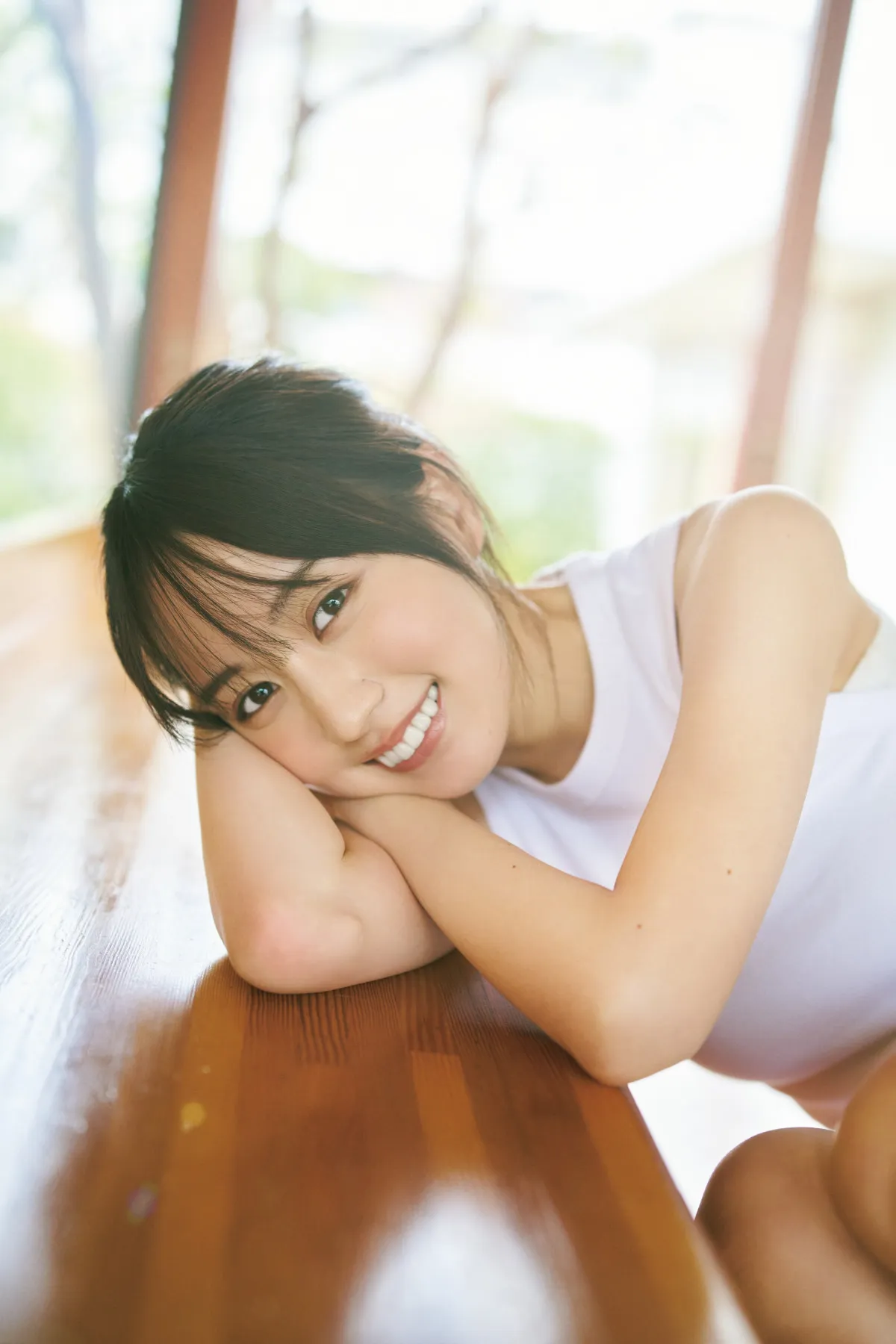 乃木坂46賀喜遥香、雨の日グラビアで艶めきノースリーブ姿　『サンデー』表紙＆巻頭に登場