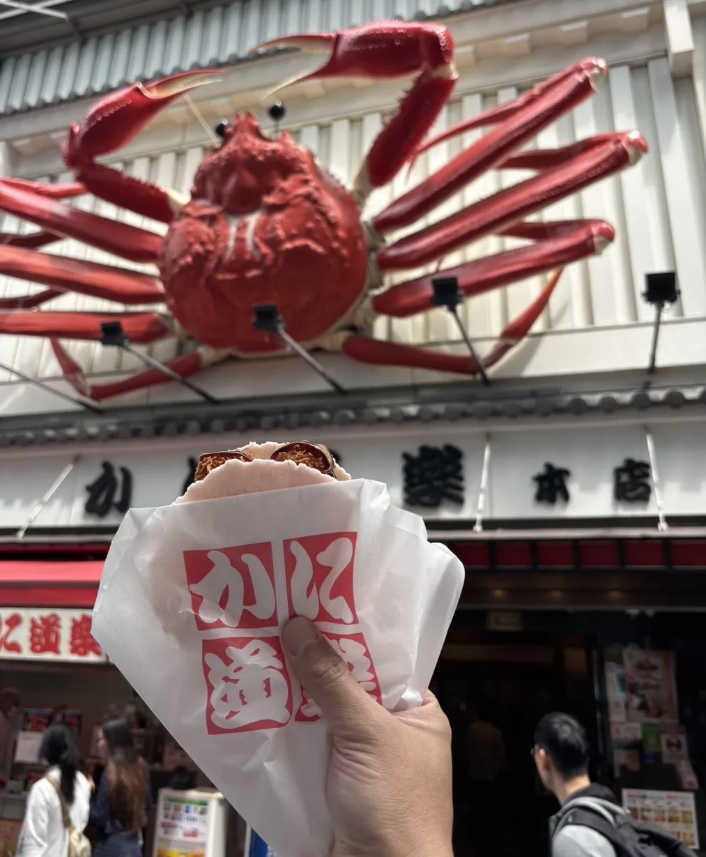 かに道楽、500円の進化型グルメを販売開始　せんべい×クリームコロッケ『かにせん』