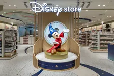 「ディズニーストア」新店舗、京都にオープン　“和”空間＆「牛若丸」「弁慶」扮した限定グッズも