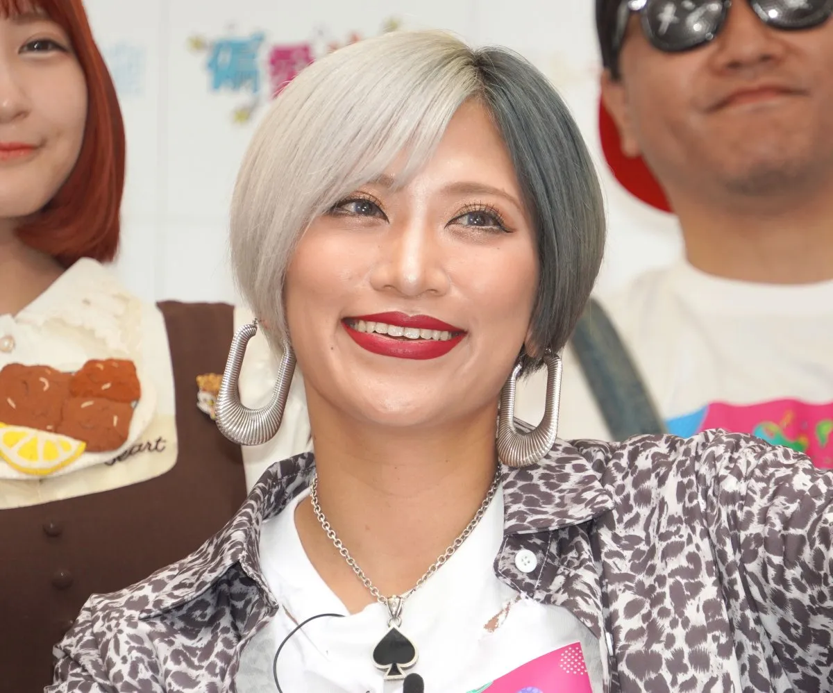 「雰囲気全然違う！」ぱーてぃーちゃん・信子、黒髪＆ナチュラルメイクでの演技に反響「別人？」『刑事、ふりだしに戻る』第2話【ネタバレあり】