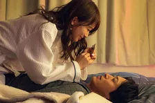 秋元真夏、謎の女を熱演　SNS反響「悪女役はまってるな〜」ホテルに誘い込み押し倒す『産まない女はダメですか？』第5話【ネタバレあり】