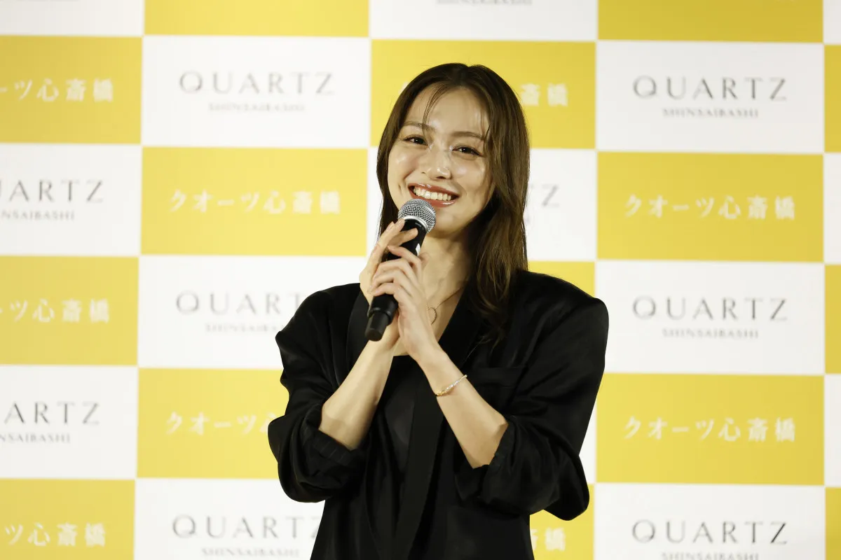 内田理央、“黒×金コーデ”ラグジュアリースタイル着こなす　大阪どまんなかの新たな施設に登場