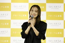 内田理央、“黒×金コーデ”ラグジュアリースタイル着こなす　大阪どまんなかの新たな施設に登場