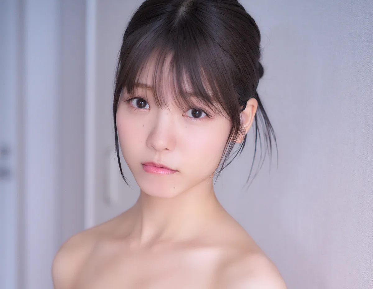 AKB48・高橋彩音、“ベビーフェイスなお姉さん”の透明感溢れるショット公開